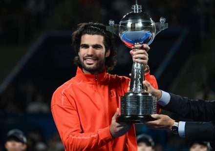 Djokovic wins China Open after de Minaur retires, Alcaraz wins Japan Open
