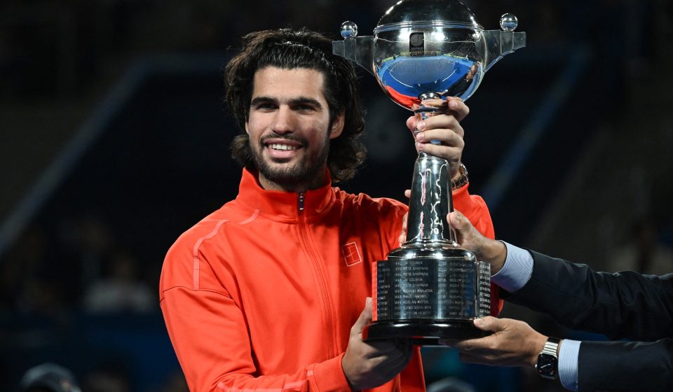 Djokovic wins China Open after de Minaur retires, Alcaraz wins Japan Open