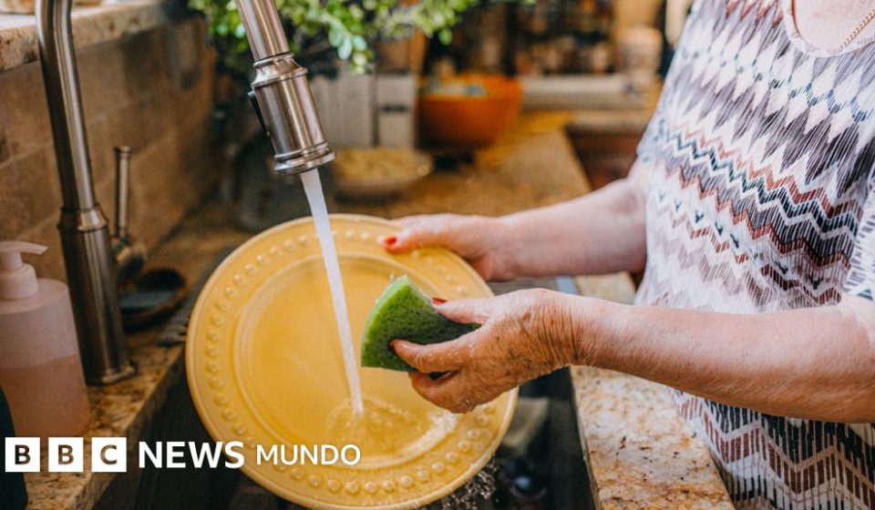Los anfitriones de Airbnb ya no pueden exigir a los huéspedes que quiten las sábanas ni que laven los platos
