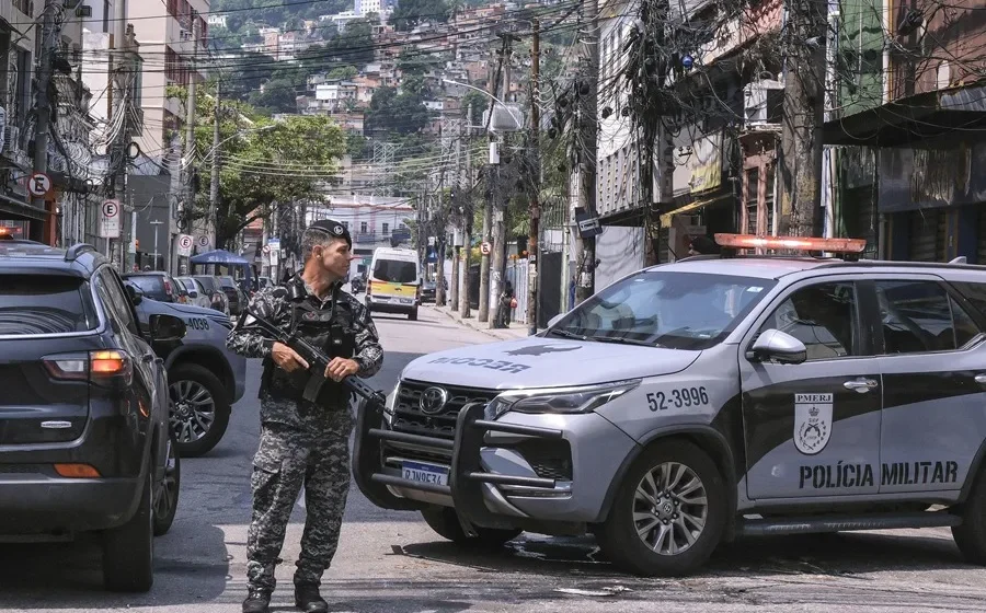 Un hombre armado toma de rehenes a los niños de una escuela en Brasil