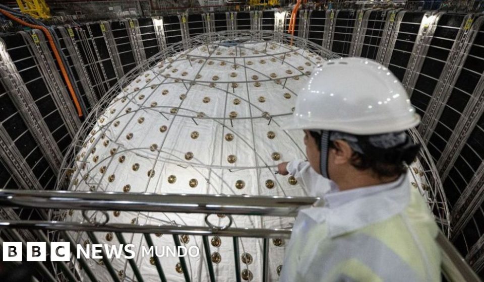 Qué son los neutrinos, las "partículas fantasma" del universo por las que el belga Francis Halzen ganó el Nobel de Física
