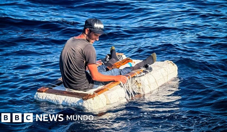 La impactante imagen de un migrante cubano sobre una pequeña balsa improvisada frente a la costa de Florida