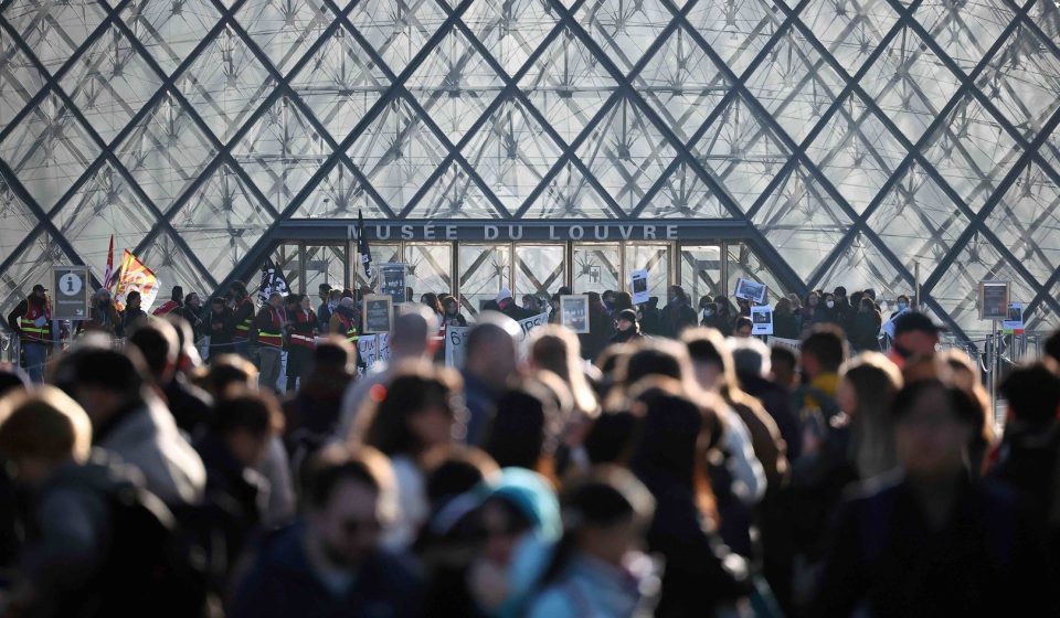 Protesters block Louvre in support of French student movement