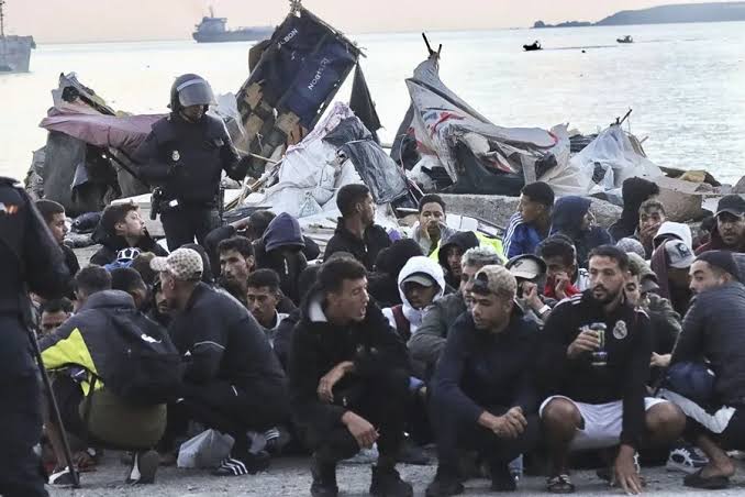 La Policía desaloja 500 personas del «último gran asentamiento» de inmigrantes de Ceuta