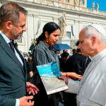 Científicos entregan al papa León XVI evidencias de impacto de minería ilegal en Amazonía