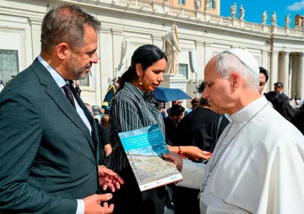 Científicos entregan al papa León XVI evidencias de impacto de minería ilegal en Amazonía