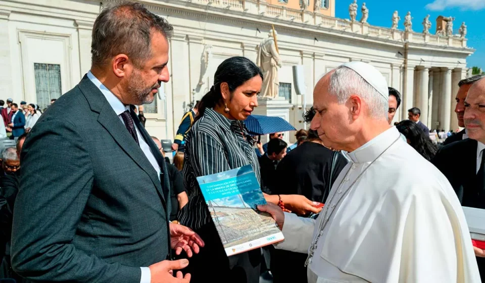 Científicos entregan al papa León XVI evidencias de impacto de minería ilegal en Amazonía