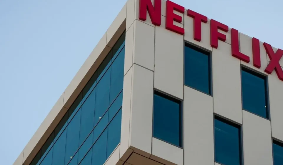 La acción de Netflix baja y no logra tranquilizar a Wall Street
