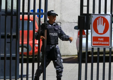 Capturan dos de los seis presos fugados de una cárcel de Ecuador tras perforar una celda