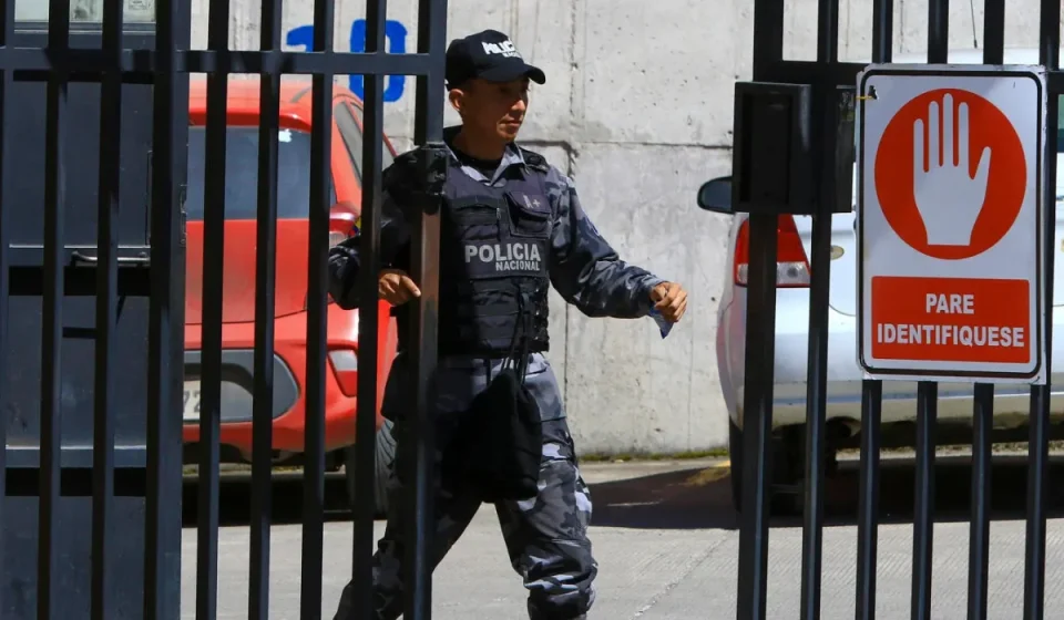 Capturan dos de los seis presos fugados de una cárcel de Ecuador tras perforar una celda