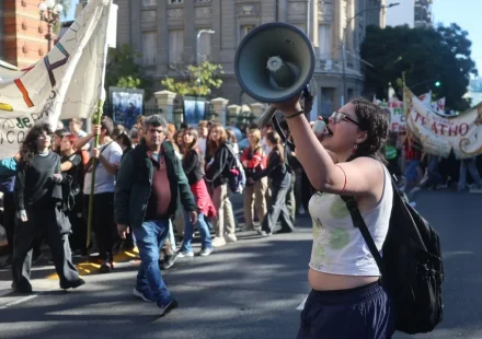 Más de 100 universitarios irrumpen en la Secretaría de Educación de Argentina por fondos