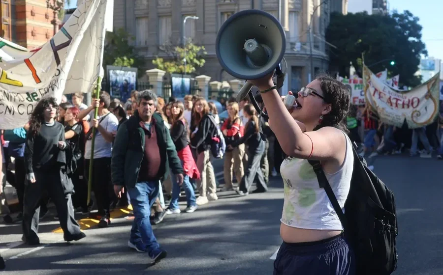 Más de 100 universitarios irrumpen en la Secretaría de Educación de Argentina por fondos