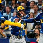 Milwaukee desata una ofensiva histórica y queda a un triunfo del campeonato