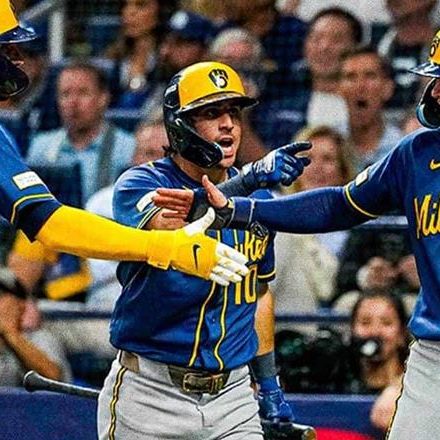 Milwaukee desata una ofensiva histórica y queda a un triunfo del campeonato