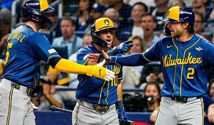 Milwaukee desata una ofensiva histórica y queda a un triunfo del campeonato